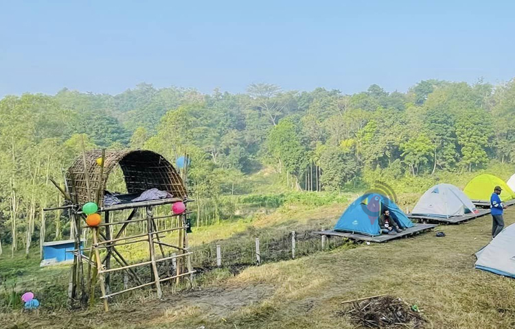 স্টেশন থেকে হাঁটা পথে এক কিলোমিটার সমতল গ্রামীণ পথ ও পাহাড়ি ছড়া পার হলেই চোখে পড়বে সোনাইছড়া লেকের মনোরম দৃশ্য। ছবি: এম মাঈন উদ্দিন