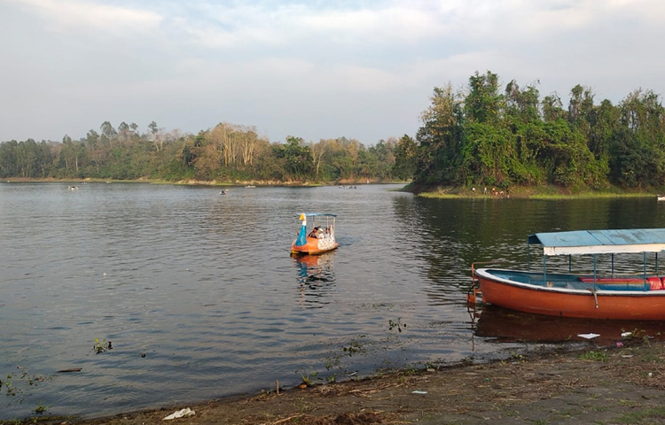 বোটে করে ১১ বর্গকিলোমিটার আয়তনের লেক ঘুরে বেড়াচ্ছেন ভ্রমণ পিপাসুরা। ছবি: এম মাঈন উদ্দিন