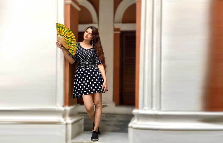 সাদাকালো ড্রেসে অন্যমনস্ক নায়িকা।