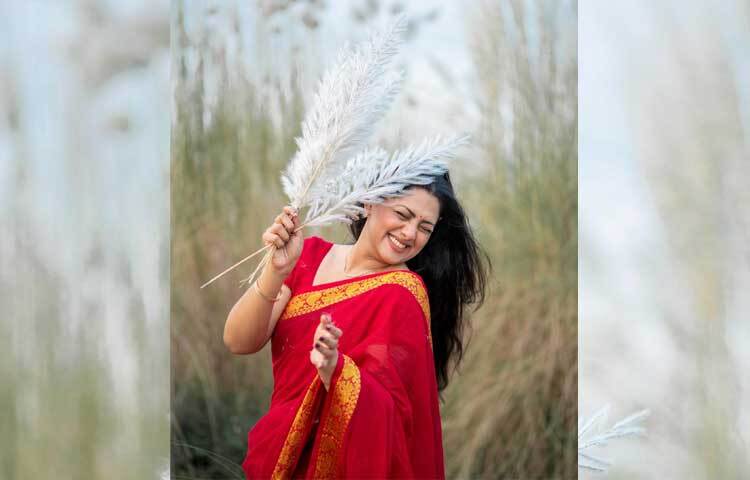 শুভ্র সাদা কাশফুলের সাথে হাস্যোজ্জ্বল নায়িকা নুসরাত ইমরোজ তিশা।