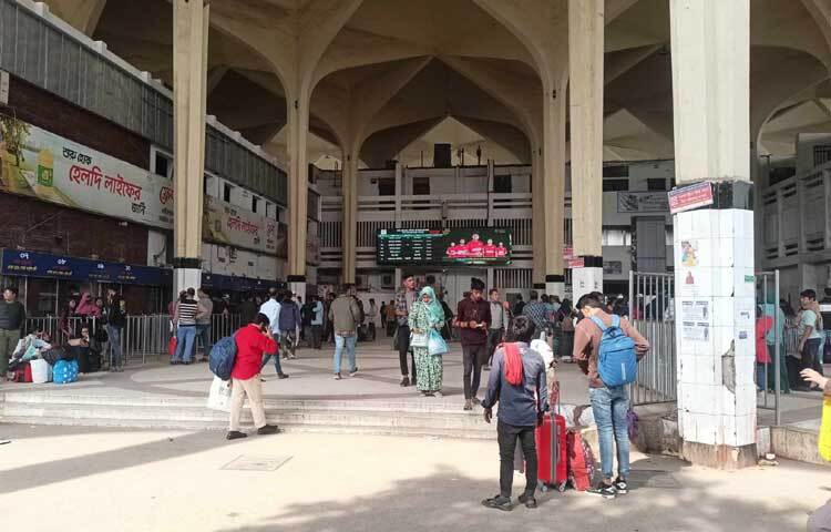 কমলাপুর রেলস্টেশনে ট্রেনের অপেক্ষায় ক্লান্ত সময় পার করছেন যাত্রীরা।