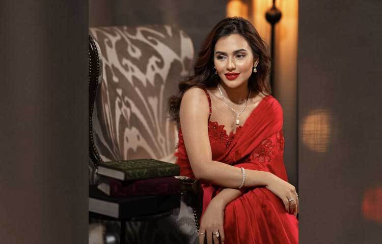 প্রায় সামাজিক যোগাযোগমাধ্যমে নজরকাড়া লুকের ছবি শেয়ার করেন তিনি। সম্প্রতি শেয়ার করা তার লাল শাড়ির লাস্যময়ী লুকের ছবিগুলো রীতিমতো চোখ ধাঁধিয়ে দিচ্ছে ভক্ত-অনুরাগীদের।