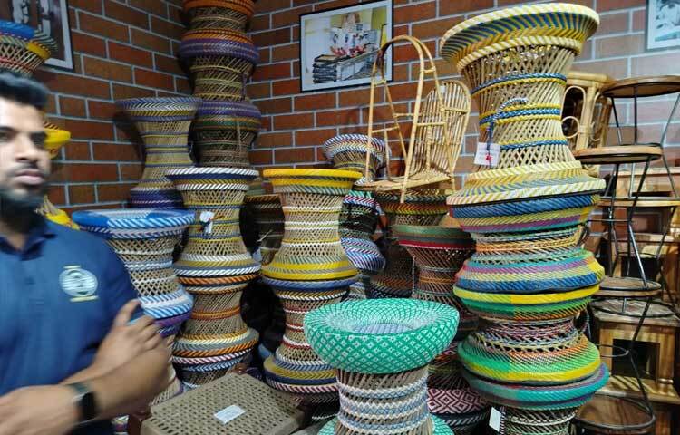 প্রতিবারের মতো এবারও মেলায় দেশের বিভিন্ন কারাগারের বন্দিদের তৈরি পণ্যের পসরা নিয়ে বসেছে বাংলাদেশ কারাপণ্য স্টল।