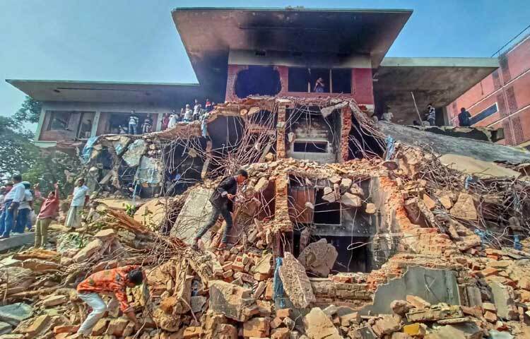 ৫ ফেব্রুয়ারি রাতে একটি ক্রেন ও দুটি এক্সক্যাভেটর দিয়ে ওই বাড়ি ভাঙা শুরু হলেও সকালে দেখা গেছে একটি এক্সক্যাভেটর।