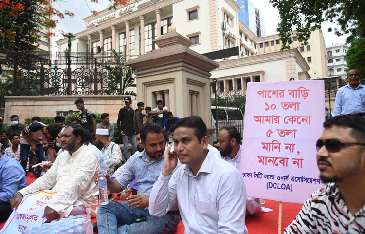 এ সময় তাদের পক্ষে সহমত জানাতে ভূমি মালিক, প্রকৌশলী, আবাসন খাত সংশ্লিষ্টসহ কয়েক হাজার ব্যক্তি সেখানে অবস্থান নেন।