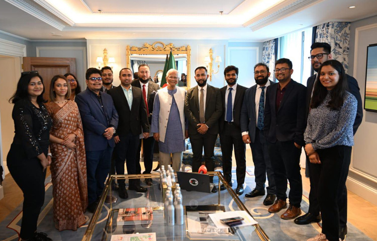 প্রধান উপদেষ্টা অধ্যাপক মুহাম্মদ ইউনূস শুক্রবার লন্ডনে তার হোটেলে শিক্ষার্থীদের সঙ্গে একটি ইন্টারেক্টিভ অধিবেশনে যোগ দেন।