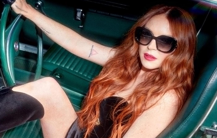 যে বয়সে অনেকেই উচ্চমাধ্যমিক পরীক্ষা দেয়, সেই বয়সেই লিন্ডসে লোহান হলিউডের পার্টি কুইন হয়ে উঠেন। সাফল্যের ঝলকানিতে ধীরে ধীরে হারিয়ে যেতে থাকেন সেই স্নিগ্ধ মেয়েটি। শুরু হয় অ্যালকোহল, ড্রাগ, পার্টির অতিরিক্ততায় বুঁদ হয়ে থাকা।