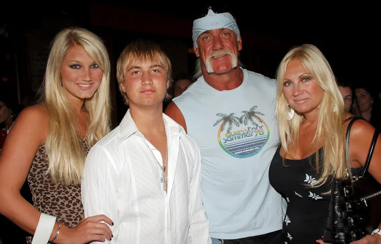 তিনি জীবনে তিন বার বিয়ে করেন। এক ছেলে ও এক মেয়ের বাবা হোগানের বিরুদ্ধে একাধিক বার বিবাহবহির্ভূত সম্পর্কের অভিযোগ ওঠে।