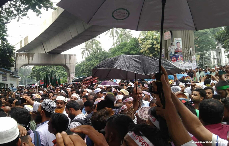 জাতীয়করণ, বিভিন্ন ভাতা বৃদ্ধিসহ সব দাবি-দাওয়া আদায়ে এবার তারা ঢাকায় মহাসমাবেশ করার ঘোষণা দিয়েছেন। এতে অংশ নিতে দেশের ৬৪ জেলার এমপিওভুক্ত শিক্ষাপ্রতিষ্ঠানের শিক্ষকরা ঢাকায় এসেছেন।