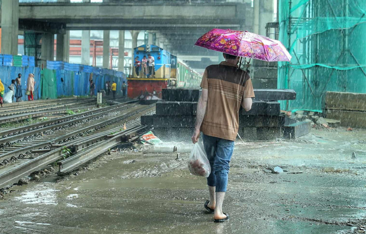 বৃষ্টির কারণে হঠাৎ ভিজে যান অনেকে। ফুটপাত ও রাস্তায় ছাতা কিংবা বৃষ্টি থেকে বাঁচার জন্য ছুটোছুটি করতে দেখা যায় সাধারণ মানুষকে।