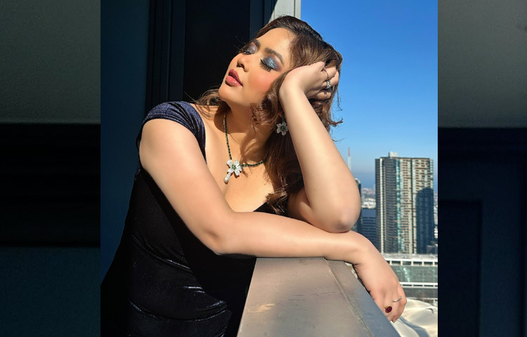 গাউনের সঙ্গে মানানসই মেকআপে ছিল ভিন্ন আভা। চোখে গাঢ় নীল শিমারি আইশ্যাডো ও ড্রামাটিক ল্যাশের সংযোজন, ঠোঁটে কোরাল পিঙ্ক লিপস্টিক সব মিলিয়ে লুকটি পেয়েছিল ভারসাম্যপূর্ণ গ্ল্যামার।