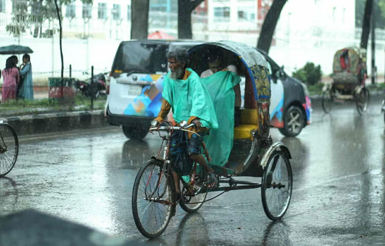 কেউ ছাতা হাতে নিয়ে হাঁটছেন, কেউ আবার বৃষ্টিতে ভিজতে ভিজতে শহরের ছন্দ উপভোগ করছেন।