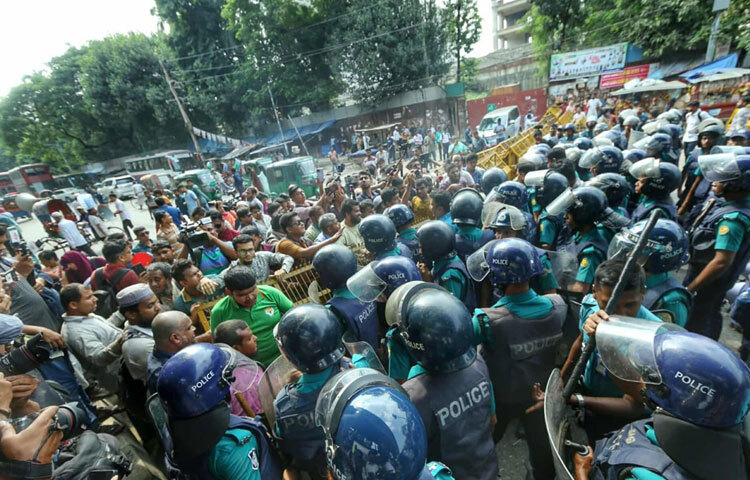 চলাচল ব্যাহত হওয়ায় কিছু সময়ের জন্য শাহবাগ থেকে পল্টনমুখী ও টিএসসি এলাকায় যানজট সৃষ্টি হয়।