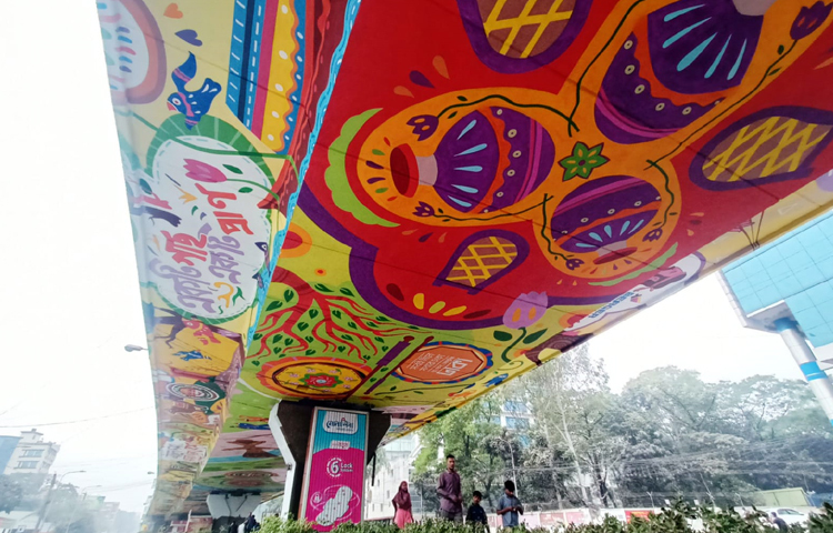 এই স্ট্রিট আর্ট শুরু হয়েছে ২০২৩ সালের ডিসেম্বরে। জানা গেছে, আগামী স্বাধীনতা দিবসের আগেই শেষ হবে মহাখালীর উড়ালসড়কের ১৪টি পিলারের সৌন্দর্যবর্ধনের কাজ। ছবি: মাহবুব আলম