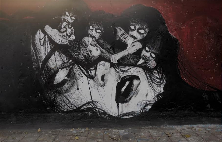 ১৯৯৬ সালে জাহাঙ্গীরনগর বিশ্ববিদ্যালয়ের এই একমাত্র পুলটি পর্যাপ্ত বরাদ্দের অভাবে বন্ধ হয়ে যায়। এতে সুইমিং পুলের তলানিতে জমতে থাকে নোংরা পানি। এছাড়া দীর্ঘদিন ব্যবহার না হওয়ার ফলে আবর্জনার ভাগাড়ে পরিণত হয় লাখ লাখ টাকা ব্যয়ে নির্মিত এ অবকাঠামোটি। এদিকে সুইমিং পুলের কার্যক্রম বন্ধ থাকায় ভৌগোলিক কারণেই তা রূপ নেয় পরিত্যক্ত স্থানে। ছবি: শ্বাশতী সরকার