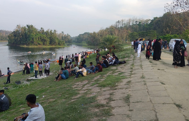 ছুটি পেয়ে দেশের বিভিন্ন স্থান থেকে পরিবারের সদস্য ও বন্ধু-বান্ধব নিয়ে এখানে ছুটে আসেন অনেকে। ছবি: এম মাঈন উদ্দিন