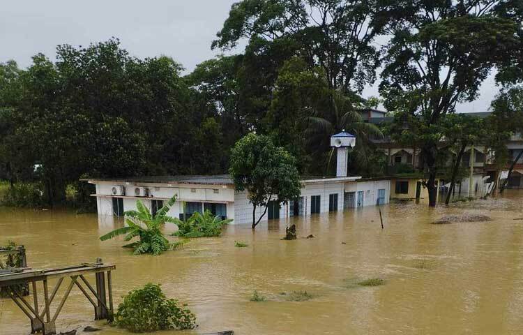 পানিতে তলিয়ে গেছে মসজিদ। ছবি: এম মাঈন উদ্দিন