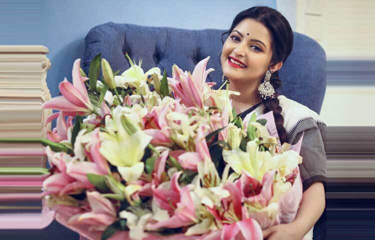 একগুচ্ছ ফুল আর পরীর মন ভুলানো মিষ্টি হাসি।