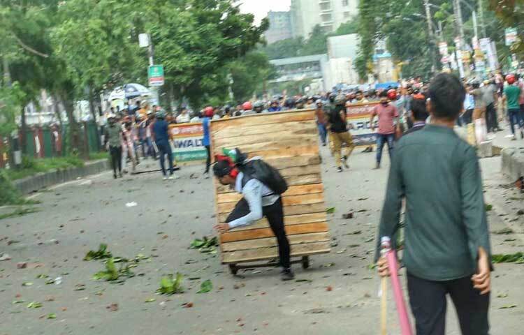 শুরুতে আন্দোলন সভা-সমাবেশের মধ্যে স্থির থাকলেও ১৪ জুলাই প্রধানমন্ত্রী শেখ হাসিনা তার এক বক্তব্যে কোটা আন্দোলনকারীদের পরোক্ষভাবে ‘রাজাকারের নাতি-পুতি’ হিসেবে অভিহিত করেন। এর পর থেকেই কোটা আন্দোলন আরও জোরদার হয়।