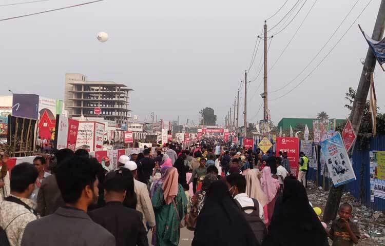 সারাদিন তেমন ভিড় না থাকলেও সন্ধ্যায় বাড়ে দর্শনার্থীদের ভিড়। ক্রেতা-দর্শনার্থীদের ভিড় সামাল দিতে হিমশিম খেতে হচ্ছে মেলার গেটের দায়িত্বে থাকা কর্মীদের। টিকিট কাটার অপেক্ষায় থাকে অনেক মানুষ।