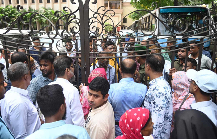 অবস্থান কর্মসূচির ফলে মতিঝিল এলাকায় সকাল থেকেই যান চলাচলে বিঘ্ন ঘটে। পরিস্থিতি নিয়ন্ত্রণে পুলিশের অতিরিক্ত সদস্য মোতায়েন করা হয়েছে।