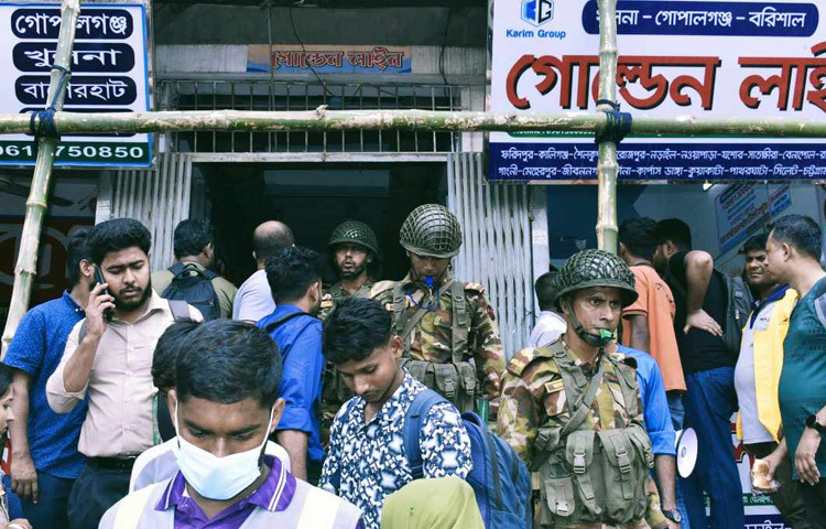 অতিরিক্ত ভাড়া আদায়ের অভিযোগে দুপুরে সরেজমিনে সেখানে অভিযান চালায় সেনাবাহিনীর একটি টিম।