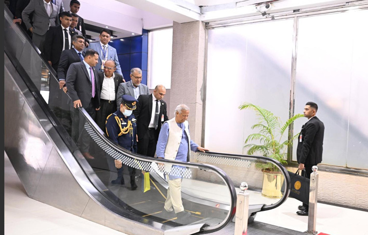 প্রধান উপদেষ্টা অধ্যাপক মুহাম্মদ ইউনূস লন্ডনে চার দিনের সফর শেষে শনিবার সকাল ৯:৪৫ টার দিকে বিমান বাংলাদেশ এয়ারলাইন্সের একটি ফ্লাইটে দেশে পৌঁছান।