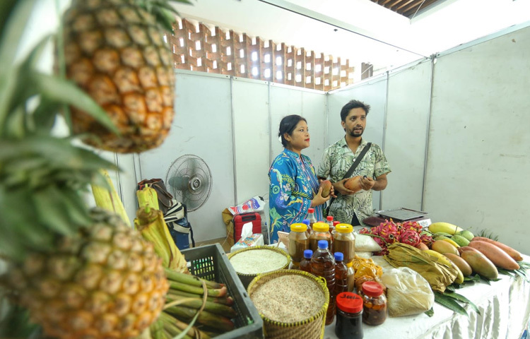প্রবেশদ্বারে পা রাখতেই চোখে পড়ে বাহারি পাহাড়ি ফলের বাহার, মায়া জাগানো পেঁপে, রসালো আনারস, বুনো লেবু, জামরুল, তেঁতুল, কাঁঠাল, চাকমা জাতের কলা, পাহাড়ি জাম, চমচমে আমসহ নানা মৌসুমি ফলের সারি।