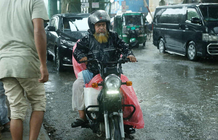 ভ্যাপসা গরমের মধ্যে হঠাৎ কালো মেঘ ঢেকে দেয় ঢাকার আকাশ। কিছুক্ষণ পরই শুরু হয় মুষলধারে বৃষ্টি। রাজধানীর মতিঝিল, ফার্মগেট, কারওয়ান বাজার, মোহাম্মদপুর, মিরপুরসহ বেশ কয়েকটি এলাকায় অল্প সময়ের মধ্যে সড়কে পানি জমে যায়। এতে গাড়ি চলাচল ধীর হয়ে পড়ে, তৈরি হয় যানজট।