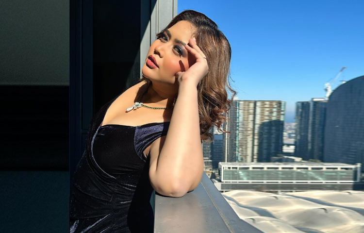 অফ-শোল্ডার ও থাই-স্লিট ডিজাইনের এই গ্ল্যামারাস গাউনে ভাবনা যেন নতুন করে মুগ্ধ করলেন ভক্তদের। অস্ট্রেলিয়ার মাটিতেও তিনি প্রমাণ করেছেন ফ্যাশন ও ব্যক্তিত্বের মিশেলে সবসময়ই তিনি থাকবেন অনন্য।