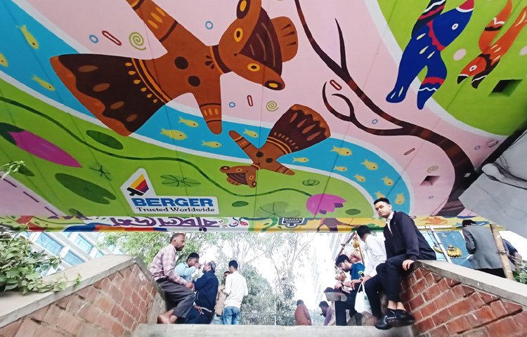 মহাখালী ফ্লাইওভারের নিচের অংশে ও পিলারগুলোতে এখন শোভা পাচ্ছে বাঙালি কৃষ্টি-কালচারের দৃষ্টিনন্দন চিত্রকর্ম ও গ্রাফিতি আর বিভিন্ন সচেতনতামূলক শ্লোগান। ছবি: মাহবুব আলম