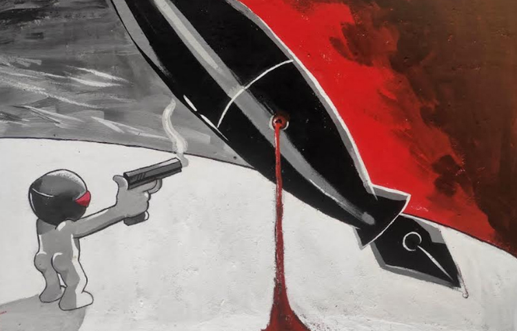 দেয়ালচিত্রগুলো দেখে সবাই খুবই উচ্ছ্বসিত। সবাই খুবই প্রশংসা করছে এবং প্রচুর ছবি তুলছে। ছবি: শ্বাশতী সরকার