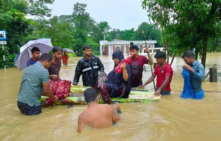 চট্টগ্রামের মিরসরাইয়ে এখনো আশ্রয়কেন্দ্রে ছুটছে শত শত মানুষ। ছবি: এম মাঈন উদ্দিন
