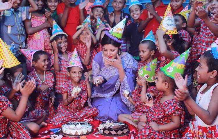 নিজের কোনো এক জন্মদিনের শিশুদের সঙ্গে আনন্দে মেতেছিলেন নায়িকা।