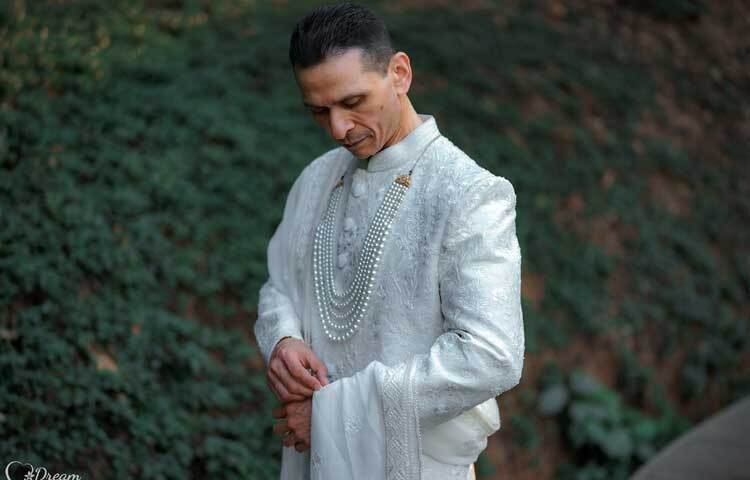 অনুষ্ঠানে সোহেল তাজ পরেছিলেন সাদা রঙের শেরওয়ানি ও পায়জামা, গলায় সাদা রঙের কারুকাজের মালা।