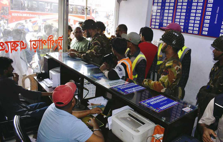 হঠাৎ সেনাবাহিনীর টহল টিম হাজির হতেই পরিবহন কর্মীদের মধ্যে ছড়িয়ে পড়ে উত্তেজনা। কেউ পালিয়ে যায়, কেউ আবার দাম কমিয়ে রাখে নির্ধারিত হারে।