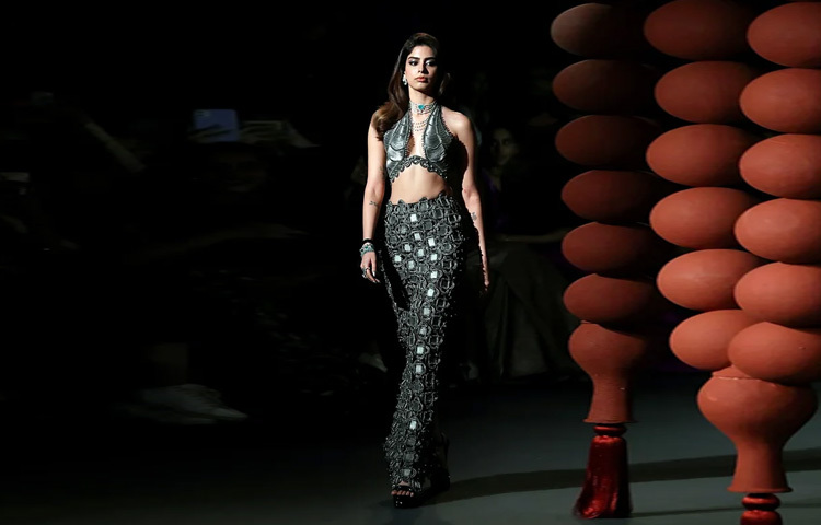 জগত জুয়েলসের সবুজ আর সাদা পাথরের মিনিমাল গয়না, খোলা চুল, সেমি স্মোকি আই মেকআপ আর ন্যুড ব্রাউন লিপস্টিক সব মিলিয়ে খুশির লুক ছিল আধুনিক আর আর্টিস্টিক এক সাযুজ্যে ভরা।