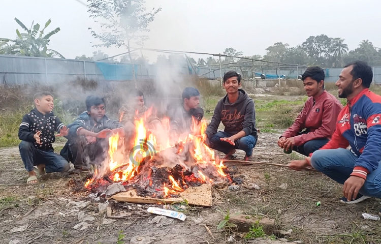 ছোট ছোট ছেলেমেয়ের পাশাপাশি বড়দের অনেকেও শীত নিবারণ করছে আগুন জ্বালিয়ে। ছবি: বিধান মজুমদার অনি