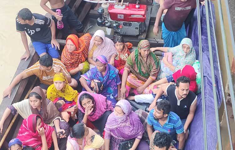 অনেকে এখনো বাড়িতে আটকা রয়েছেন। অতিরিক্ত পানির কারণে তাদের উদ্ধার করা সম্ভব হচ্ছে না। ছবি: এম মাঈন উদ্দিন