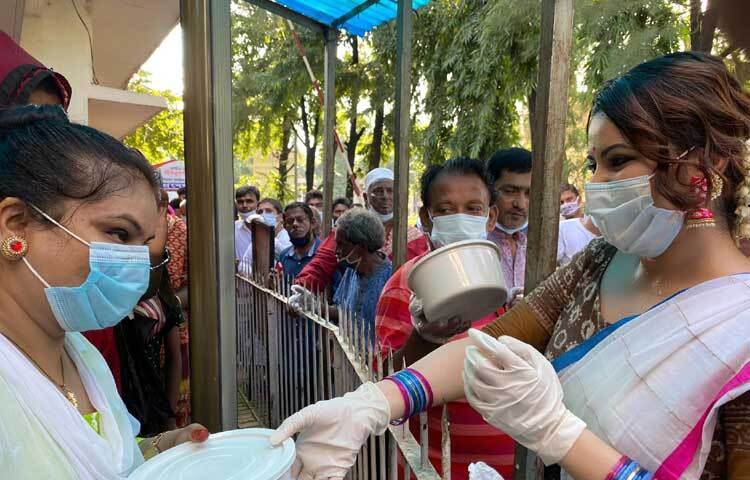 করোনার ভয়াবহ পরিস্থিতির মধ্যেও এফডিসিতে কুরবানি দিয়েছিলেন অভিনেত্রী। নিজ হাতে গোশত বিলি করছেন তিনি।