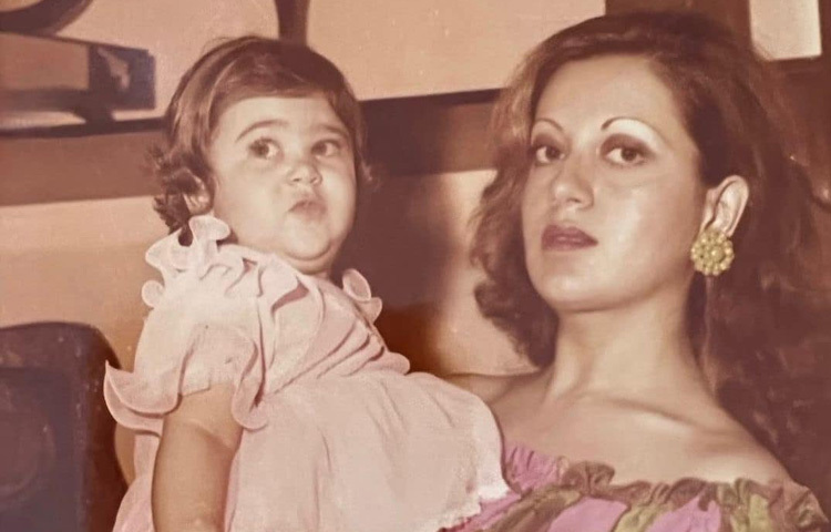 ১৯৭৪ সালের এই দিনে মুম্বাইয়ের (তৎকালীন বম্বে) কিংবদন্তি কাপুর পরিবারে তার জন্ম।