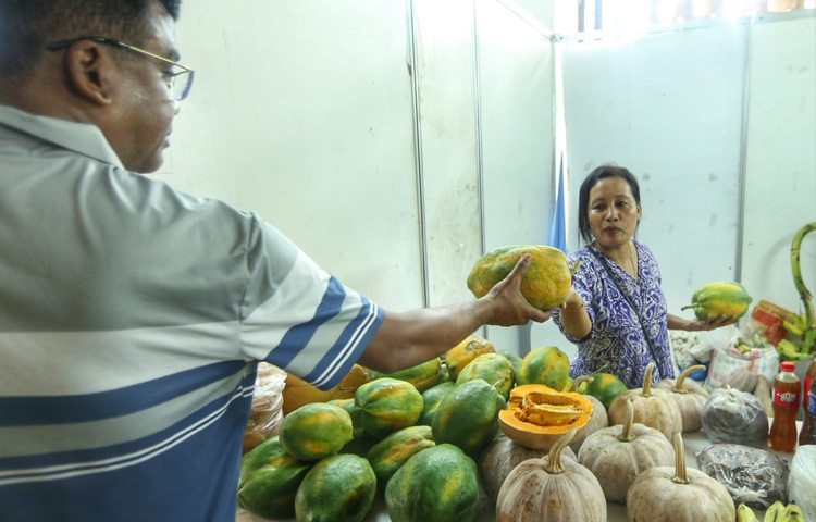 উৎসবের আরেকটি বড় দিক হলো-স্থানীয় পাহাড়ি নারী উদ্যোক্তাদের সরাসরি অংশগ্রহণ।