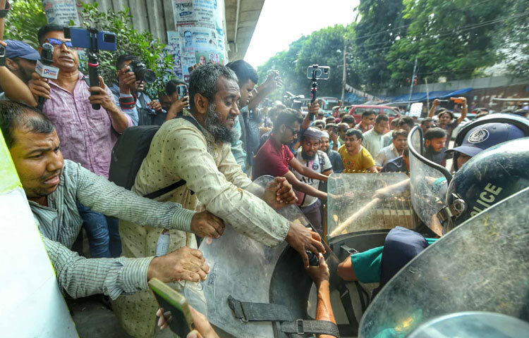 কর্মসূচি থেকে তারা যমুনার দিকে যাত্রা শুরু করলে পুলিশ ব্যারিকেড দিয়ে তাদের পথরোধ করে।