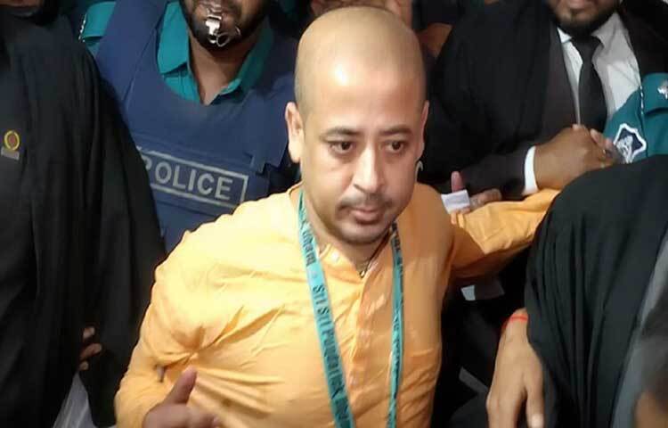 জাতীয় পতাকার উপরে গেরুয়া পতাকা উত্তোলনের অভিযোগে ২৫ নভেম্বর ঢাকা বিমানবন্দর থেকে চিন্ময় কৃষ্ণ দাশকে গ্রেফতার করে ঢাকা মেট্রোপলিটন পুলিশ। ২৬ নভেম্বর তাকে চট্টগ্রাম ষষ্ঠ মেট্রোপলিটন ম্যাজিস্ট্রেট আদালতে হাজির করা হয়, যেখানে ম্যাজিস্ট্রেট কাজী শরিফুল ইসলাম তার জামিন আবেদন নাকচ করে কারাগারে পাঠানোর নির্দেশ দেন।