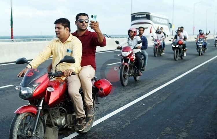 পদ্মা সেতুতে মোটরসাইকেল চলাচলের নির্দেশনা চেয়ে দায়ের করা রিট আবেদনের ওপর আরও চার সপ্তাহের জন্য স্ট্র্যান্ডওভার (মুলতবি) করেছেন হাইকোর্ট। আদালত বলেছেন, এ চার সপ্তাহের মধ্যে সরকারের সংশ্লিষ্ট মন্ত্রণালয় কি সিদ্ধান্ত নেয় সেটা দেখে পরবর্তী আদেশ দেবেন। ছবি: ফাইল ছবি