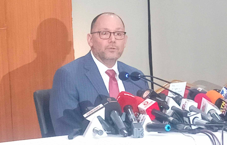 নির্দিষ্টভাবে কোনো রাজনৈতিক দলের পক্ষে যুক্তরাষ্ট্রের অবস্থান নেই বলে জানিয়েছেন বাংলাদেশে নিযুক্ত মার্কিন রাষ্ট্রদূত। আজ দুপুর পৌনে ১টায় রাজধানীর বঙ্গবন্ধু অ্যাভিনিউয়ে আওয়ামী লীগের দলীয় কার্যালয়ে সাংবাদিকদের এসব কথা বলেন মার্কিন রাষ্ট্রদূত পিটার হাস। ছবি: সংগৃহীত