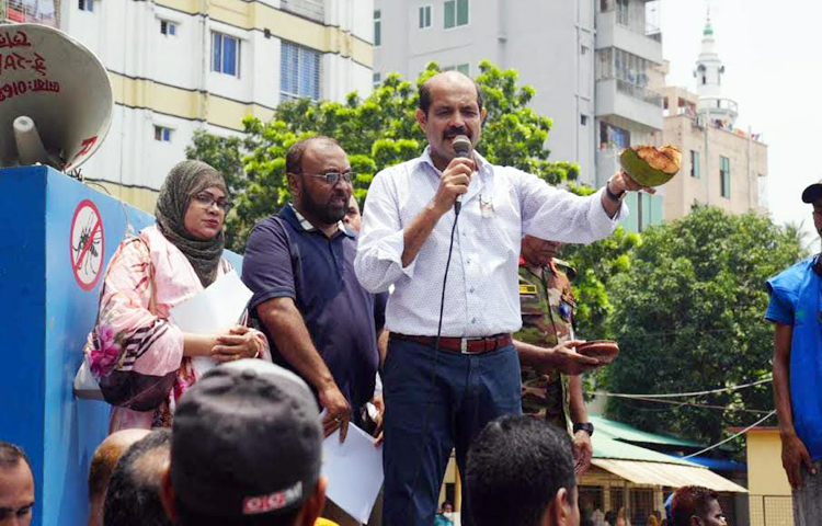 ঢাকা উত্তর সিটি করপোরেশনের (ডিএনসিসি) মেয়র আতিকুল ইসলাম আজ সকালে রাজধানীর মিরপুর জাফনাবাদ সরকারি প্রাথমিক বিদ্যালয়ে ডেঙ্গু প্রতিরোধে সচেতনতামূলক প্রচারাভিযানে উপস্থিত ছিলেন। ছবি: জাগো নিউজ