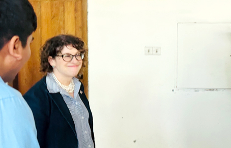 যুক্তরাষ্ট্রের কনস্যুলার অ্যাফেয়ার্স বিষয়ক সহকারী পররাষ্ট্রমন্ত্রী রেনা বিটার দুই দিনের সরকারি সফরে ঢাকায় এসেছেন। আজ বিকেলে তিনি পররাষ্ট্র মন্ত্রণালয়ের ভারপ্রাপ্ত সচিব রিয়ার অ্যাডমিরাল (অব.) মো. খুরশেদ আলমের সঙ্গে বৈঠকে বসেন। ছবি: জাগো নিউজ