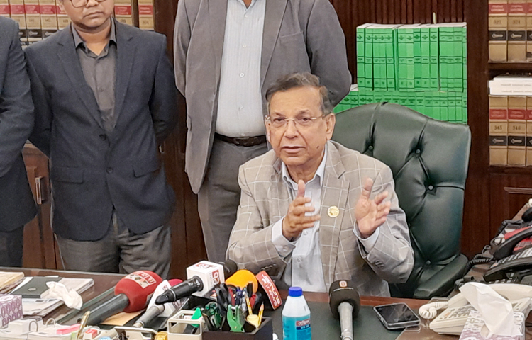 শ্রমিক অধিকার ক্ষুণ্ণ করে এমন টাইপিং ভুলের জন্য সংসদে পাস হওয়া শ্রম আইন রাষ্ট্রপতি ফেরত দিয়েছেন বলে জানিয়েছেন আইনমন্ত্রী আনিসুল হক। আজ সচিবালয়ে নিজ দপ্তরে সাংবাদিকদের সঙ্গে আলাপকালে এ কথা জানান মন্ত্রী। ছবি: সংগৃহীত