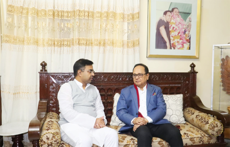 জাতীয় পার্টির কো-চেয়ারম্যান কাজী ফিরোজ রশীদের সঙ্গে সৌজন্য সাক্ষাৎ করেছেন দ্বাদশ জাতীয় সংসদ নির্বাচনে ঢাকা-৬ আসনে আওয়ামী লীগ মনোনীত সংসদ সদস্য প্রার্থী মোহাম্মদ সাঈদ খোকন। আজ দুপুর ১২টায় ধানমন্ডিতে কাজী ফিরোজ রশীদের বাসায় সাক্ষাৎ করেন তিনি। এসময় তারা পরস্পরে শুভেচ্ছা বিনিময় করেন এবং একে অপরকে মিষ্টিমুখ করান। ছবি- সংগৃহীত